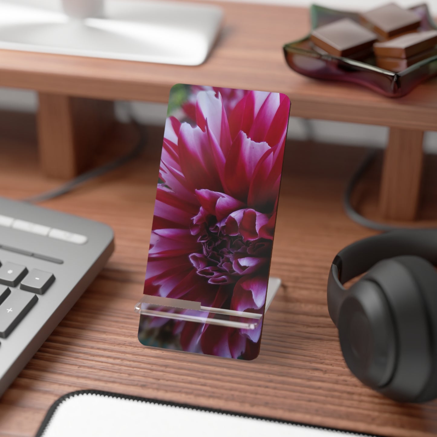 Red and White Dahlia Phone Stand – Vibrant Floral Photography Phone Accessory
